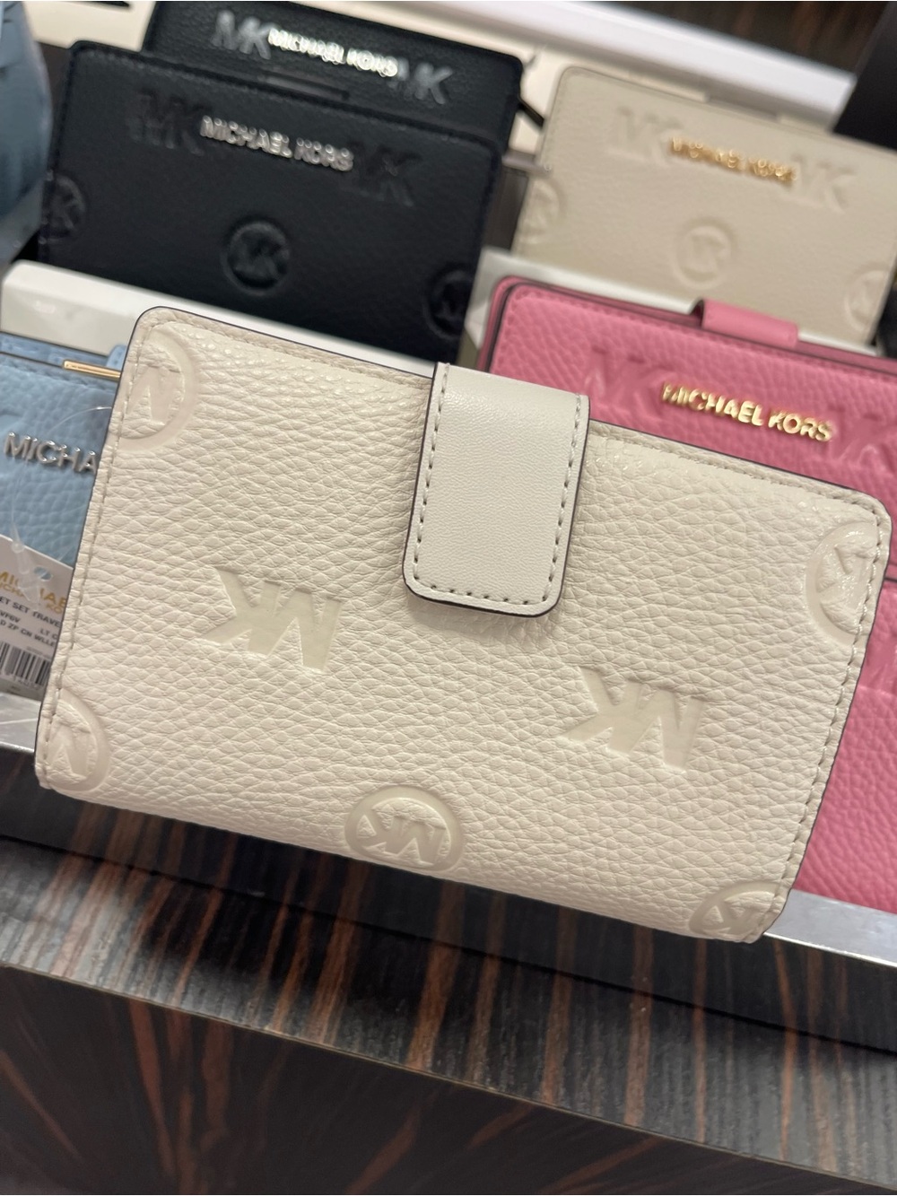 Michael Kors Jet Set Travel Med MK Logo Debossed Bifold Wallet
Light Cream
NWT - Picture 4 of 16